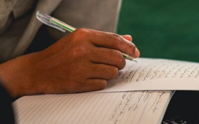 صنف نازک کو تعلیم دینے میں احتیاط ضروری ہے (189)۔